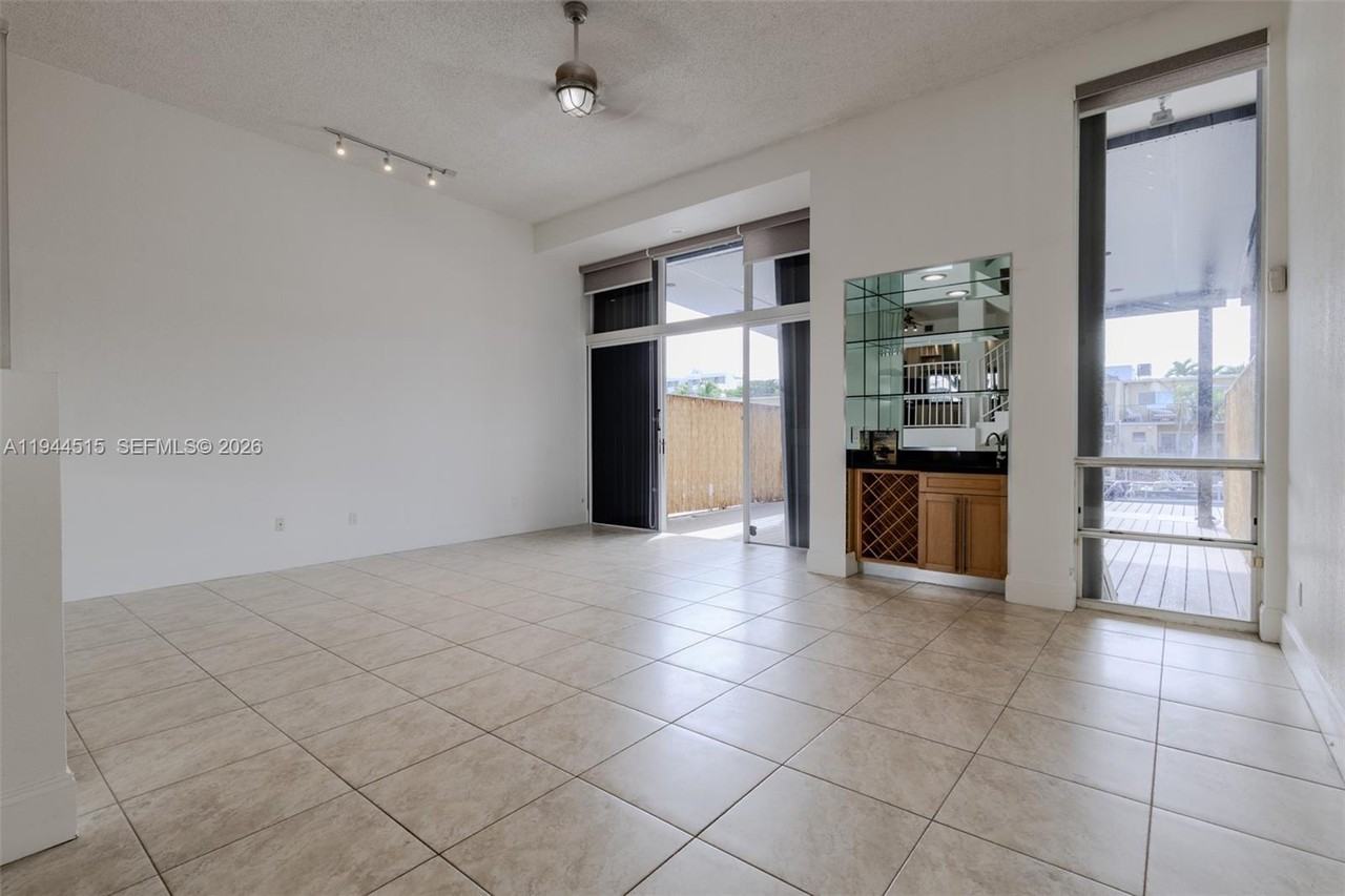 3920 Ne 168th St #4 - Photo 7 of 31