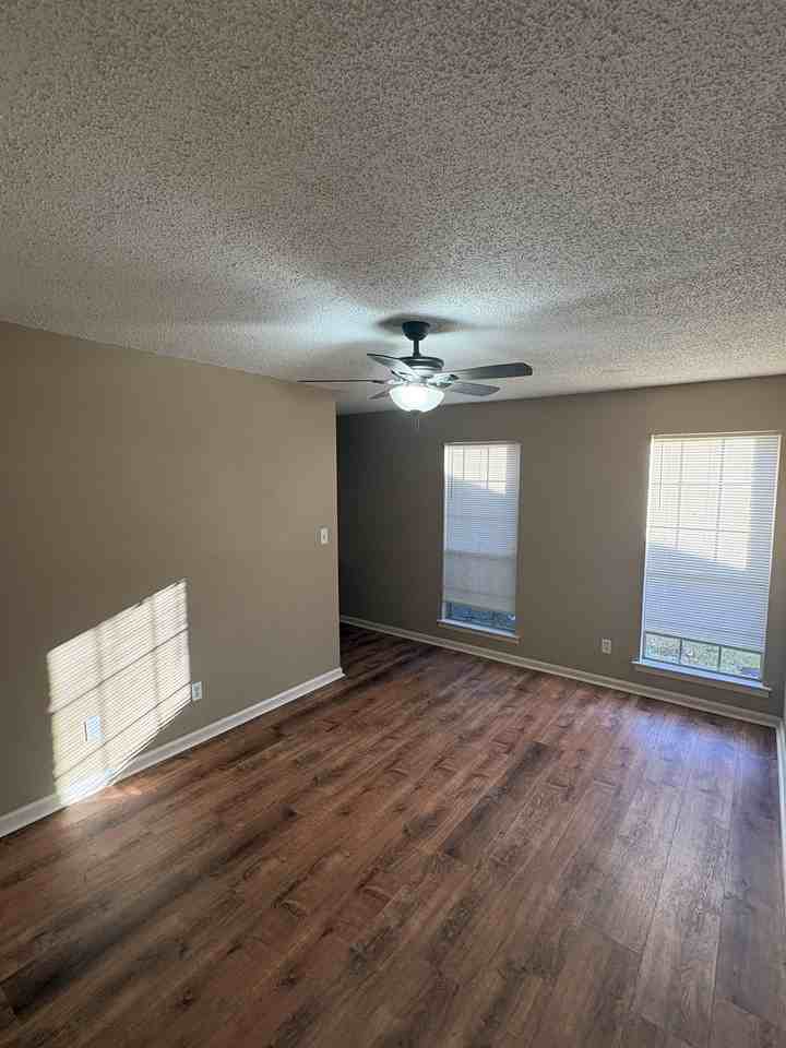 5852 Roxboro Dr - Photo 5 of 8