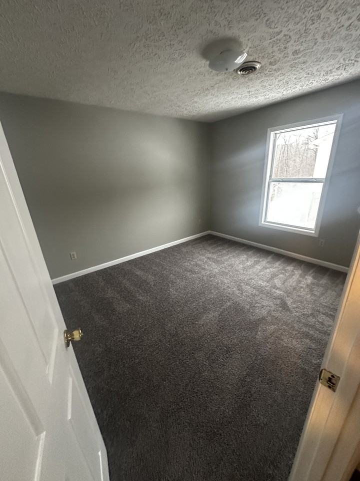 915 Royal Dr #1 - Photo 2 of 8