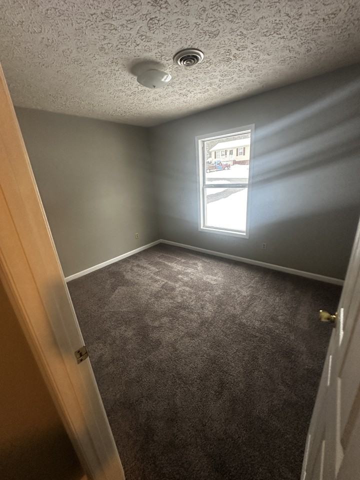 915 Royal Dr #1 - Photo 3 of 8