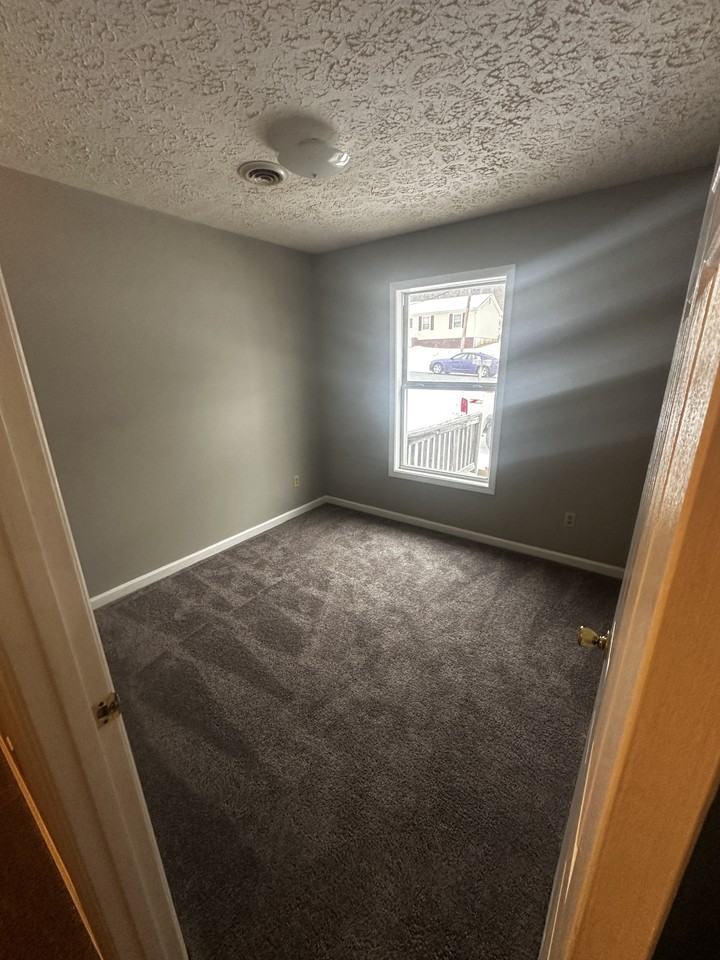 915 Royal Dr #1 - Photo 4 of 8