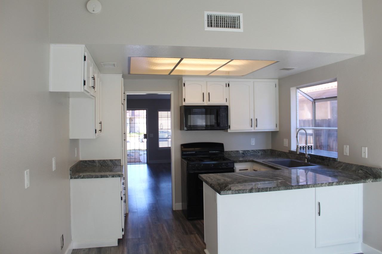 2229 Rose Ave - Photo 3 of 23