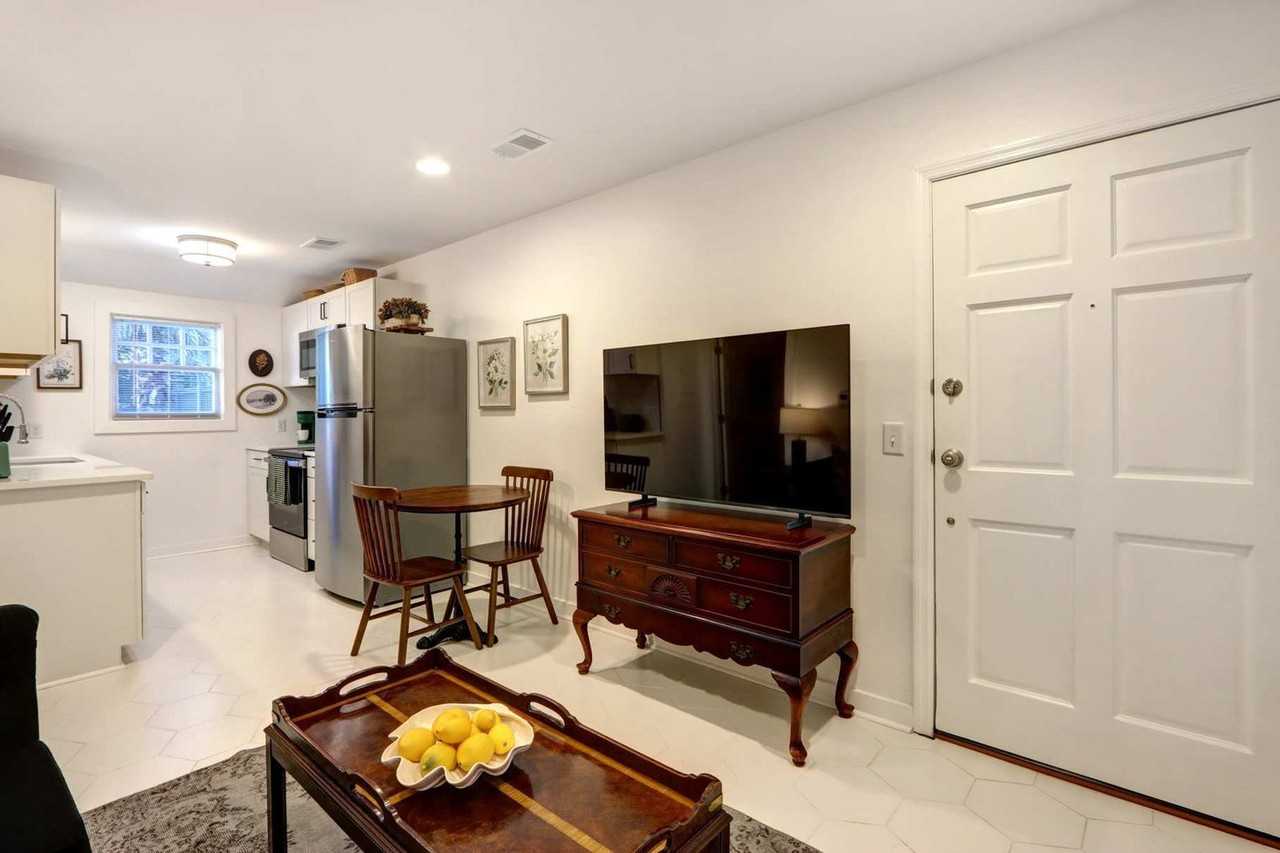 306 E Victory Dr #1369219P - Photo 2 of 36