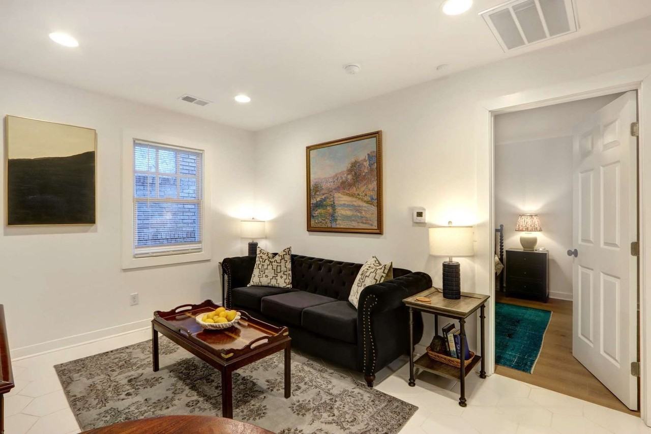 306 E Victory Dr #1369219P - Photo 3 of 36