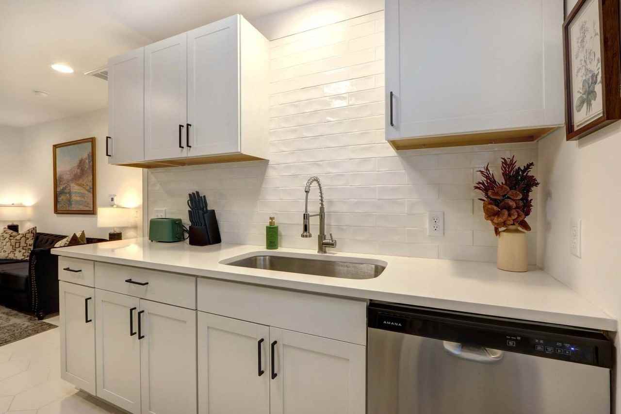 306 E Victory Dr #1369219P - Photo 7 of 36