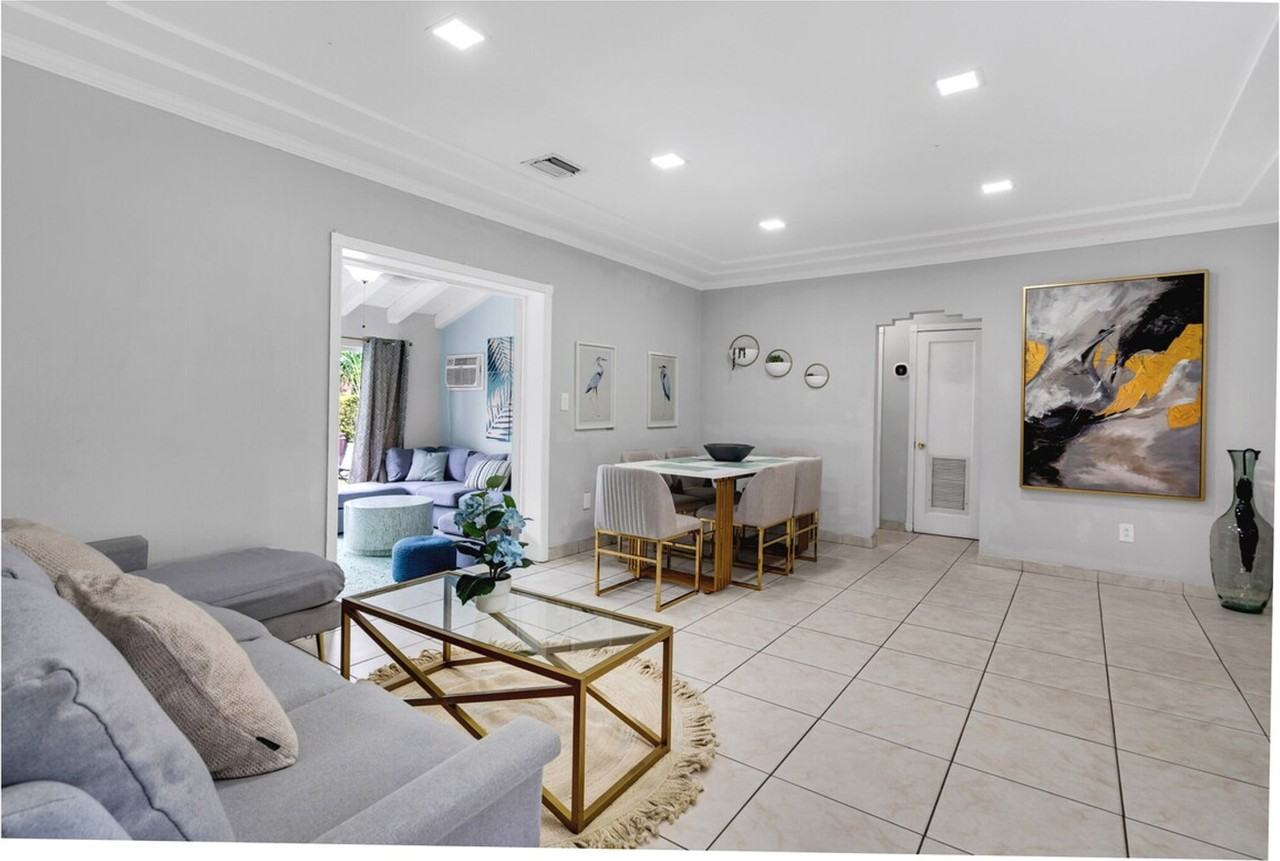 425 Ne 105th St #1439294P - Photo 2 of 35