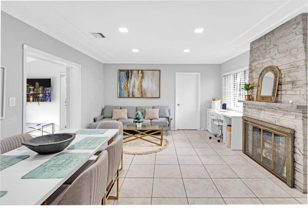 425 Ne 105th St #1439294P - Photo 3 of 35