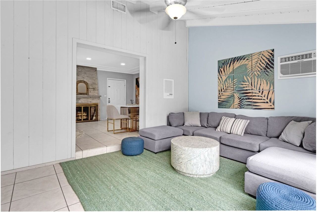 425 Ne 105th St #1439294P - Photo 5 of 35