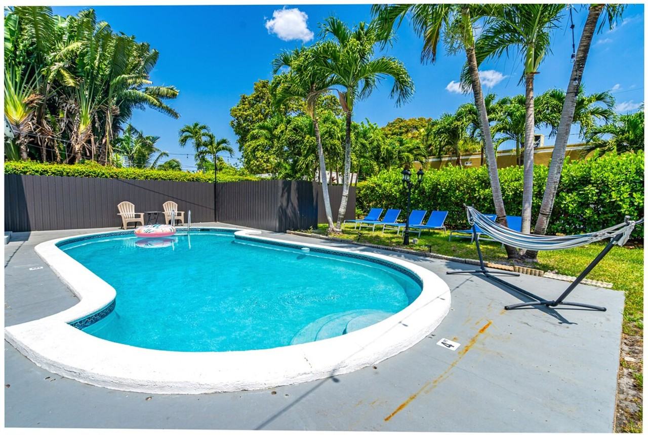 425 Ne 105th St #1439294P - Photo 5 of 32