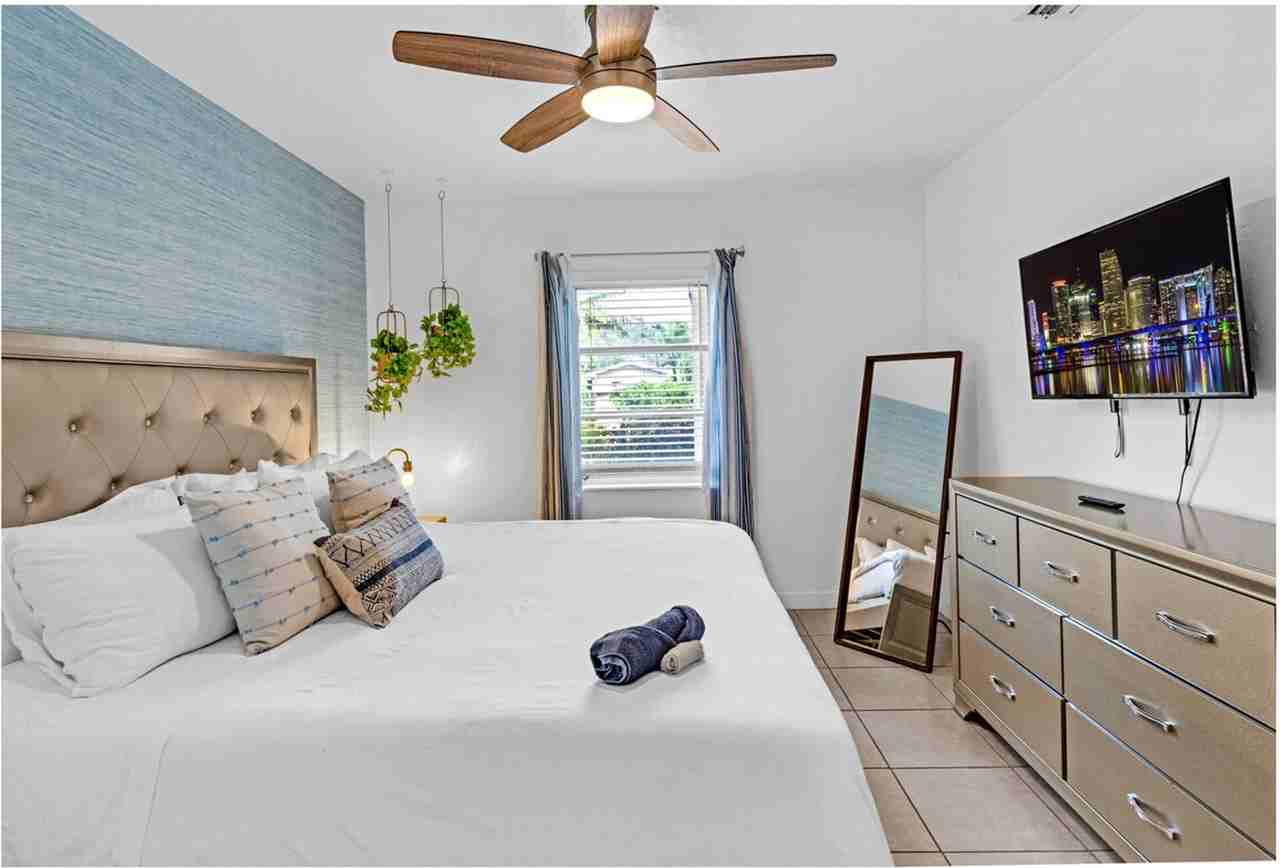 425 Ne 105th St #1439294P - Photo 6 of 32