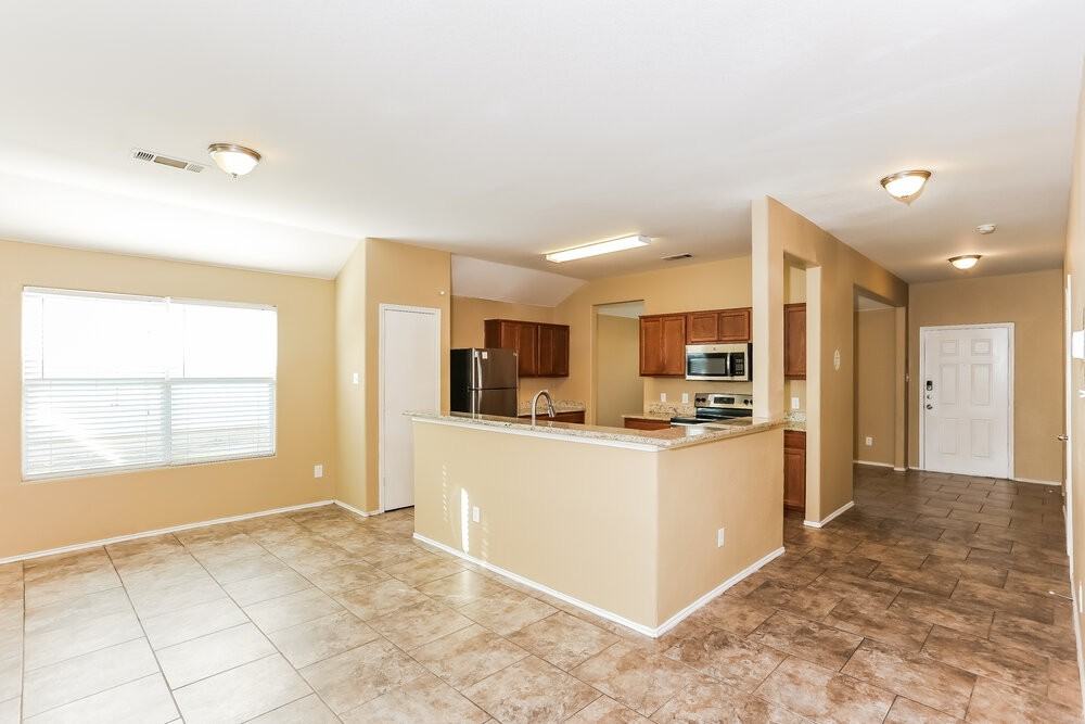 144 Triumph Rd - Photo 5 of 16