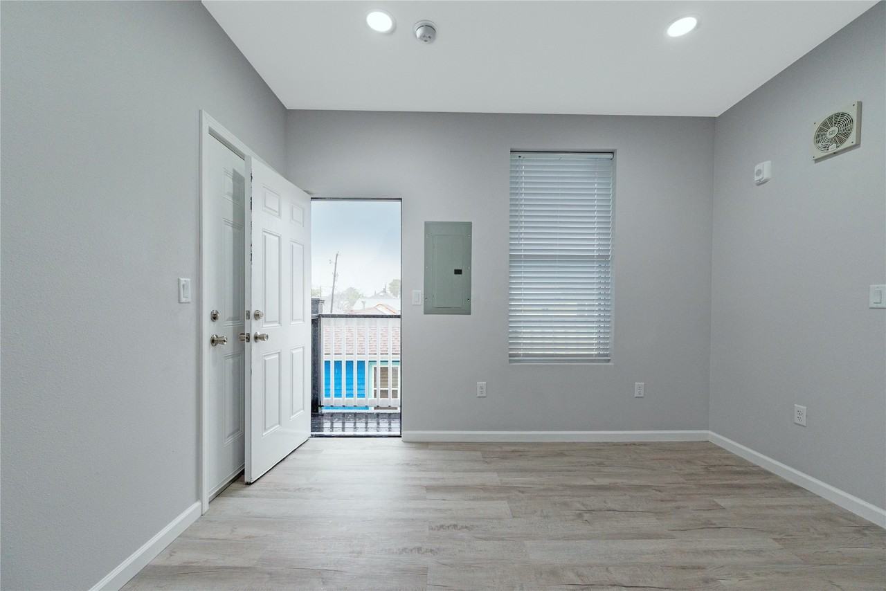 807 Avenue K #807A - Photo 4 of 13