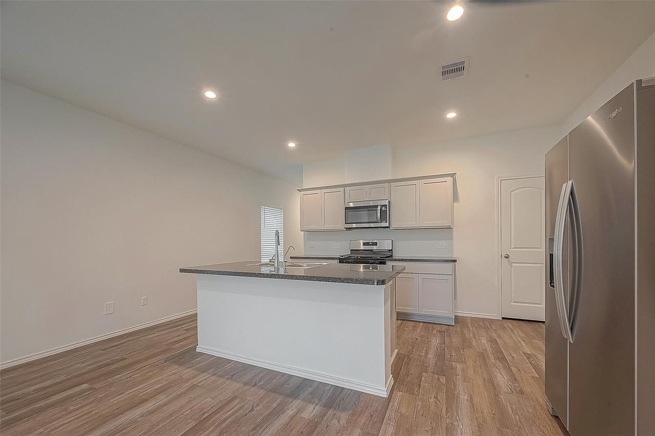 5630 Avalon Woods Dr #5630 - Photo 4 of 26