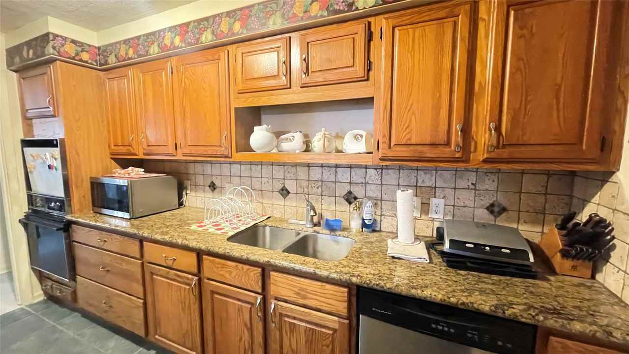 17 Manor Way #17 - Photo 2 of 23