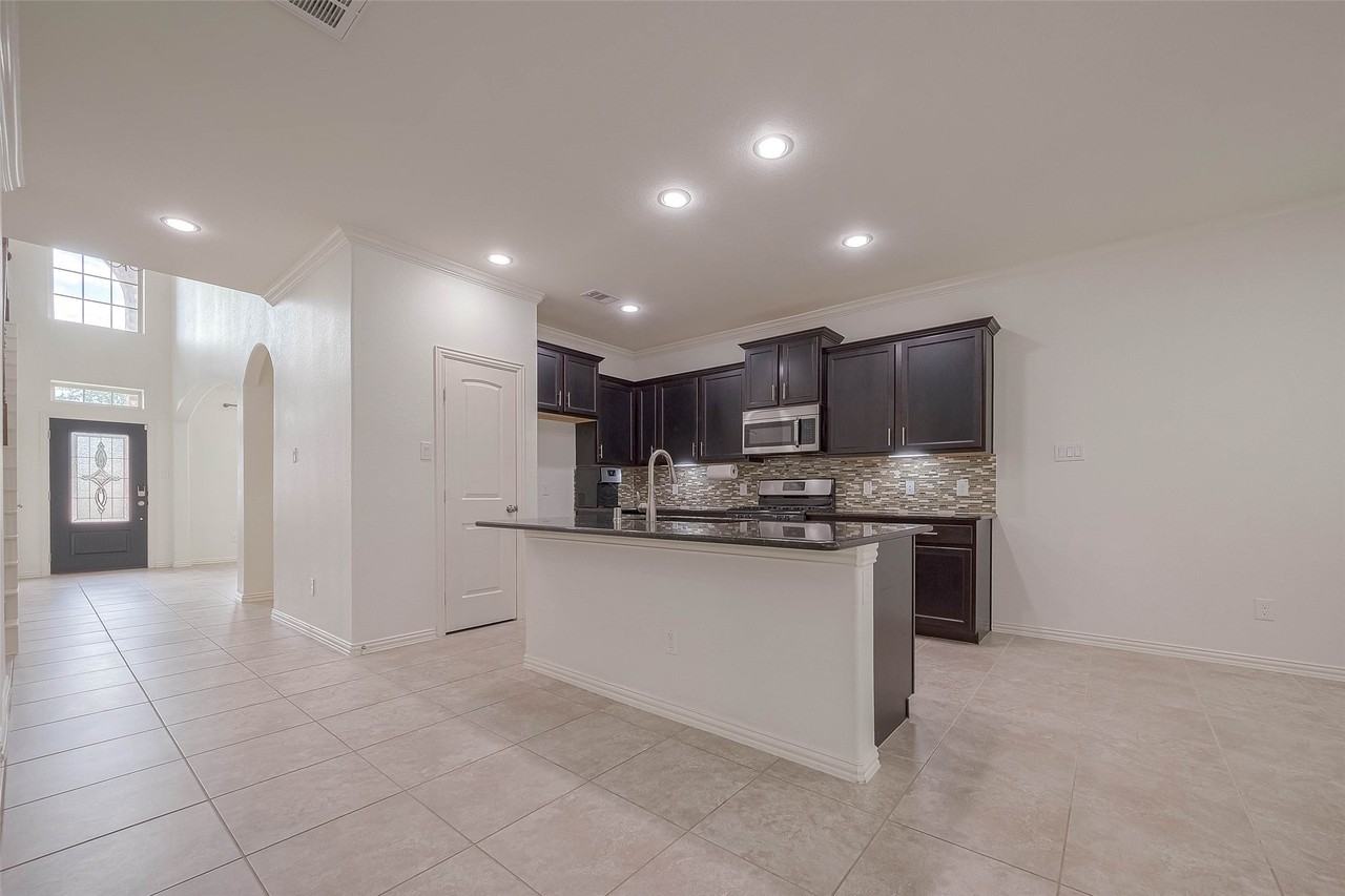 2261 Oak Circle Dr N #2261 - Photo 6 of 50