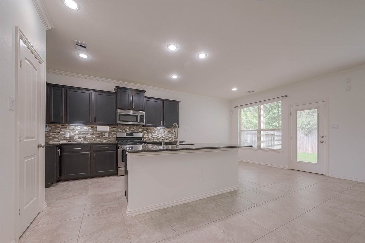 2261 Oak Circle Dr N #2261 - Photo 7 of 50