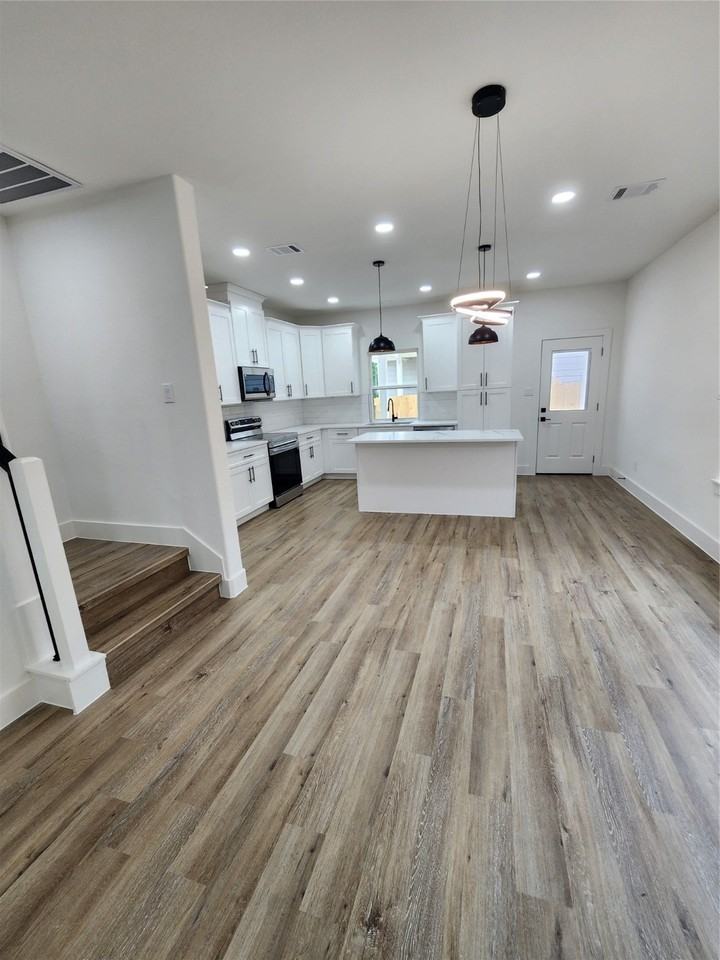 650 Everett St #650B - Photo 3 of 20