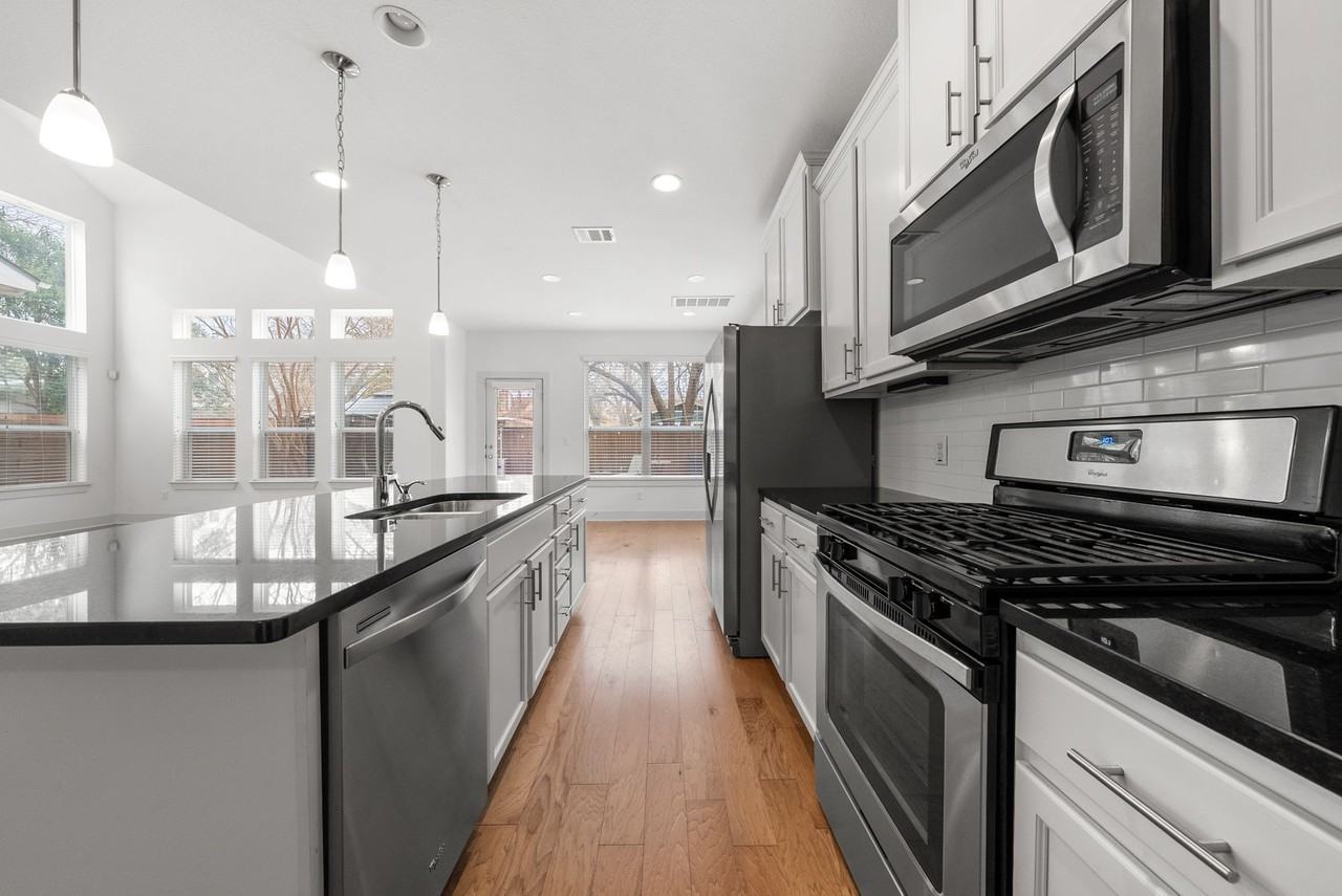 1501 Homespun Rd #1501 - Photo 2 of 33