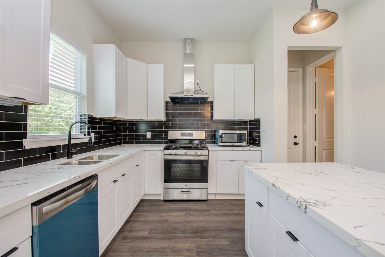 4916 Sunbeam St #4916 - Photo 3 of 30