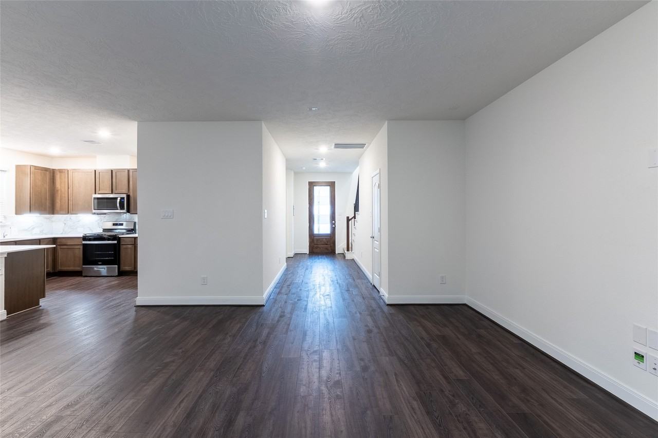 27646 Mesabe Dr #27646 - Photo 2 of 24