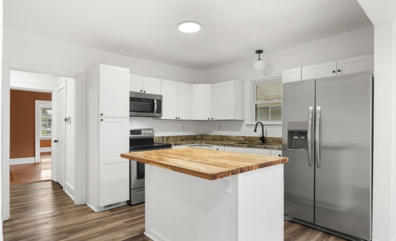 2416 Sherry Rd - Photo 2 of 9