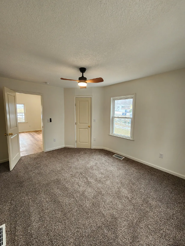 304 Waller Ave - Photo 7 of 20