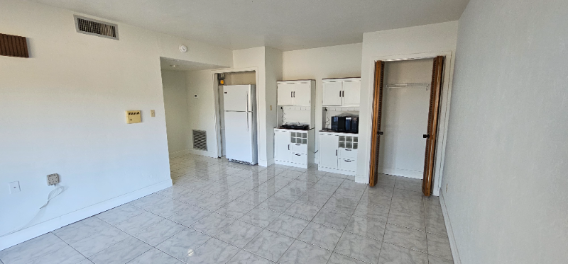 181 Palm View Ct #B - Photo 2 of 6