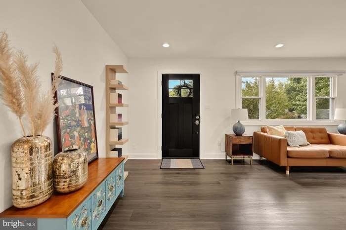 6728 Barrett Rd - Photo 4 of 19