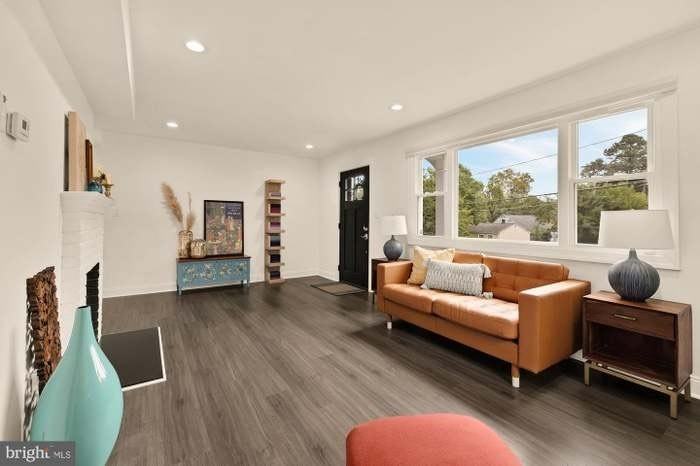 6728 Barrett Rd - Photo 5 of 19