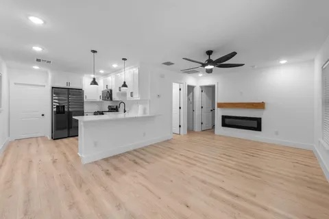 842 E Laramie Ln - Photo 3 of 14