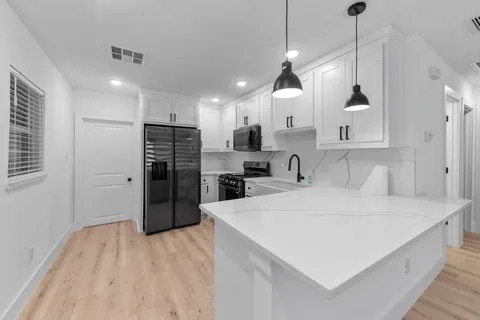 842 E Laramie Ln - Photo 5 of 14