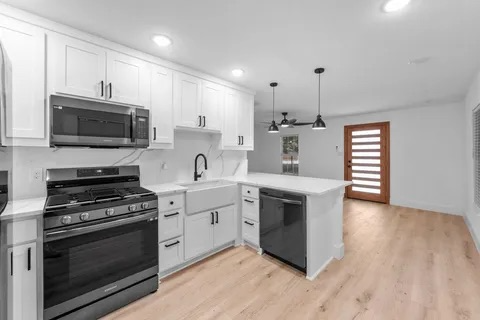 842 E Laramie Ln - Photo 6 of 14