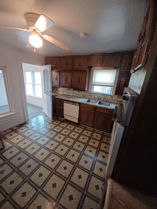 403 Eldon St - Photo 4 of 14