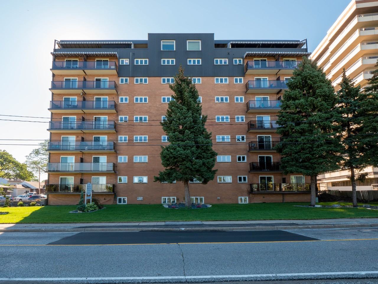 Buckingham Tower Apartments - Photo 2 of 21