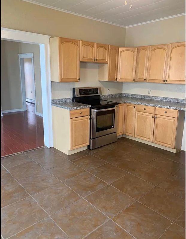 382 E Grove St - Photo 5 of 12