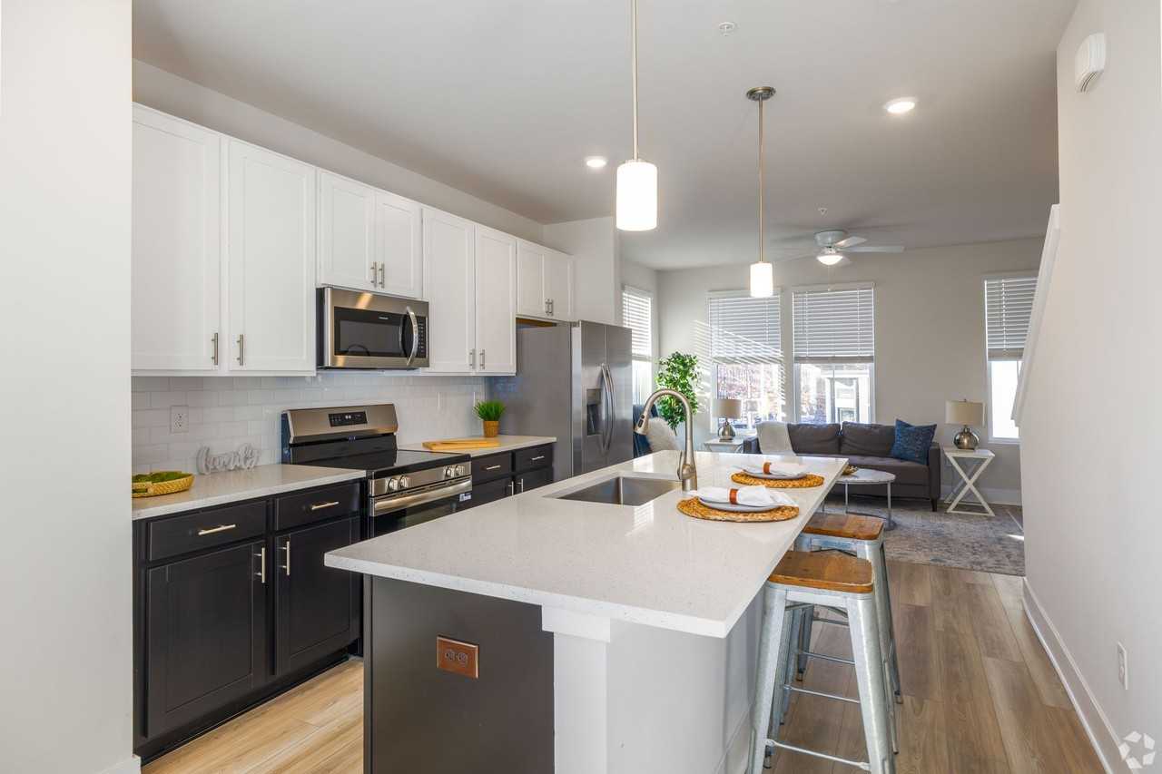 1817 Guilford Ave - Photo 4 of 26