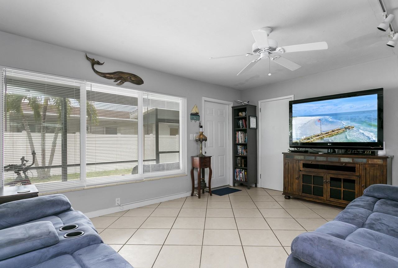 1317 Se 22nd Ave #2 - Photo 5 of 14