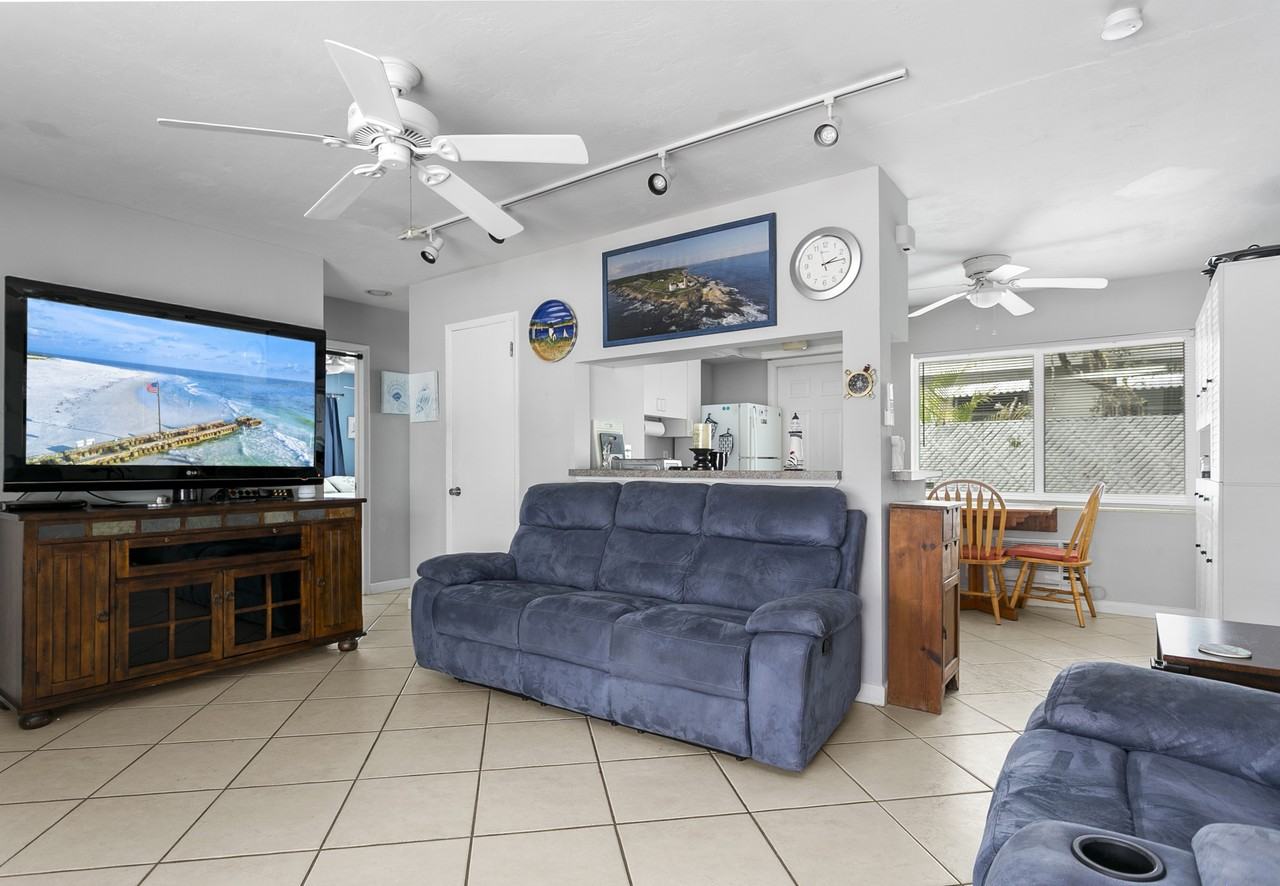 1317 Se 22nd Ave #2 - Photo 6 of 14