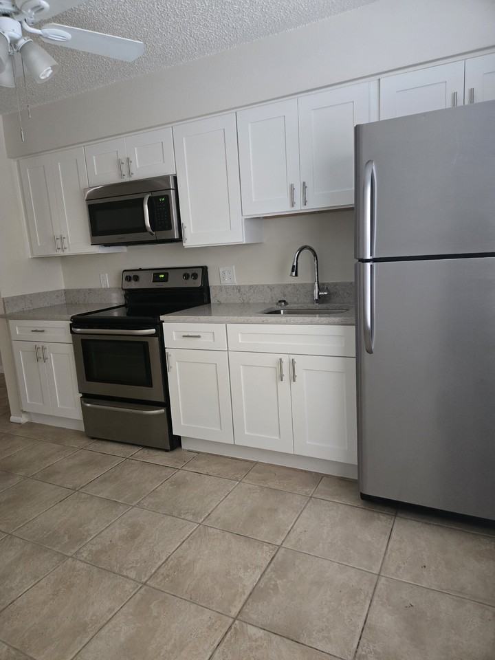 705 Michigan Ct #3 - Photo 3 of 10