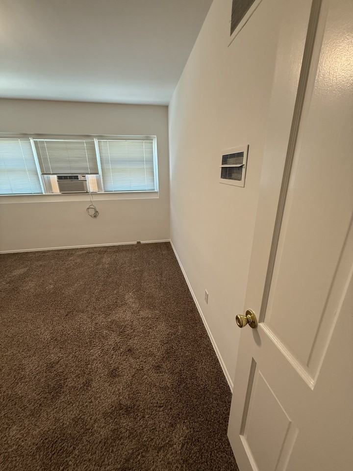 14821 Burbank Blvd - Photo 7 of 11