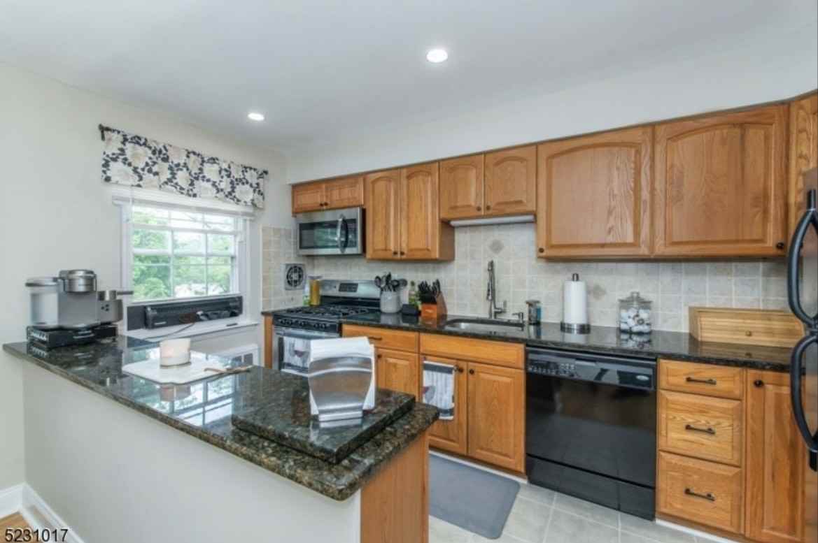 8 Wedgewood Dr #10 - Photo 5 of 16