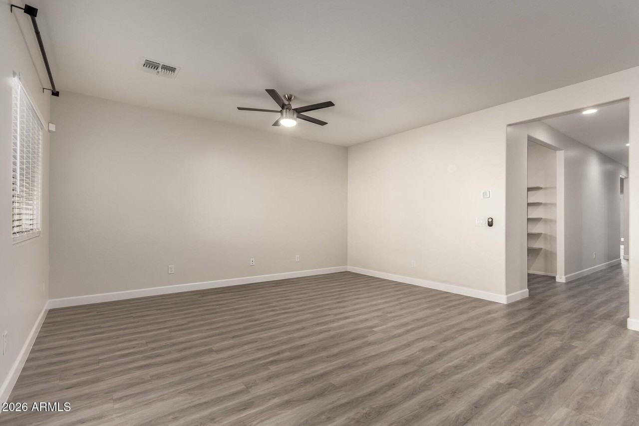 11204 W Mobile Ln - Photo 4 of 37