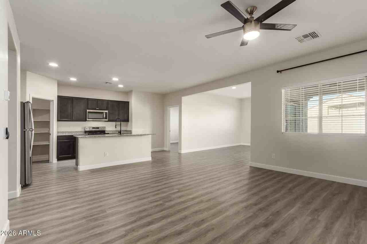 11204 W Mobile Ln - Photo 6 of 37