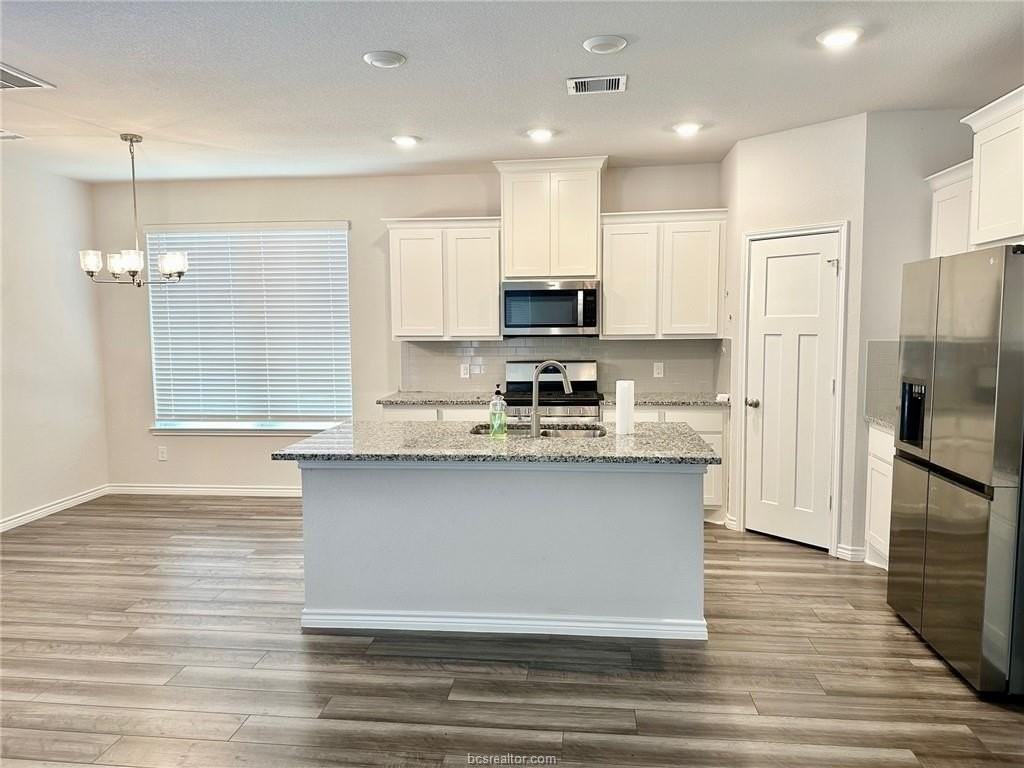 828 Mineral Wells Ln - Photo 4 of 15