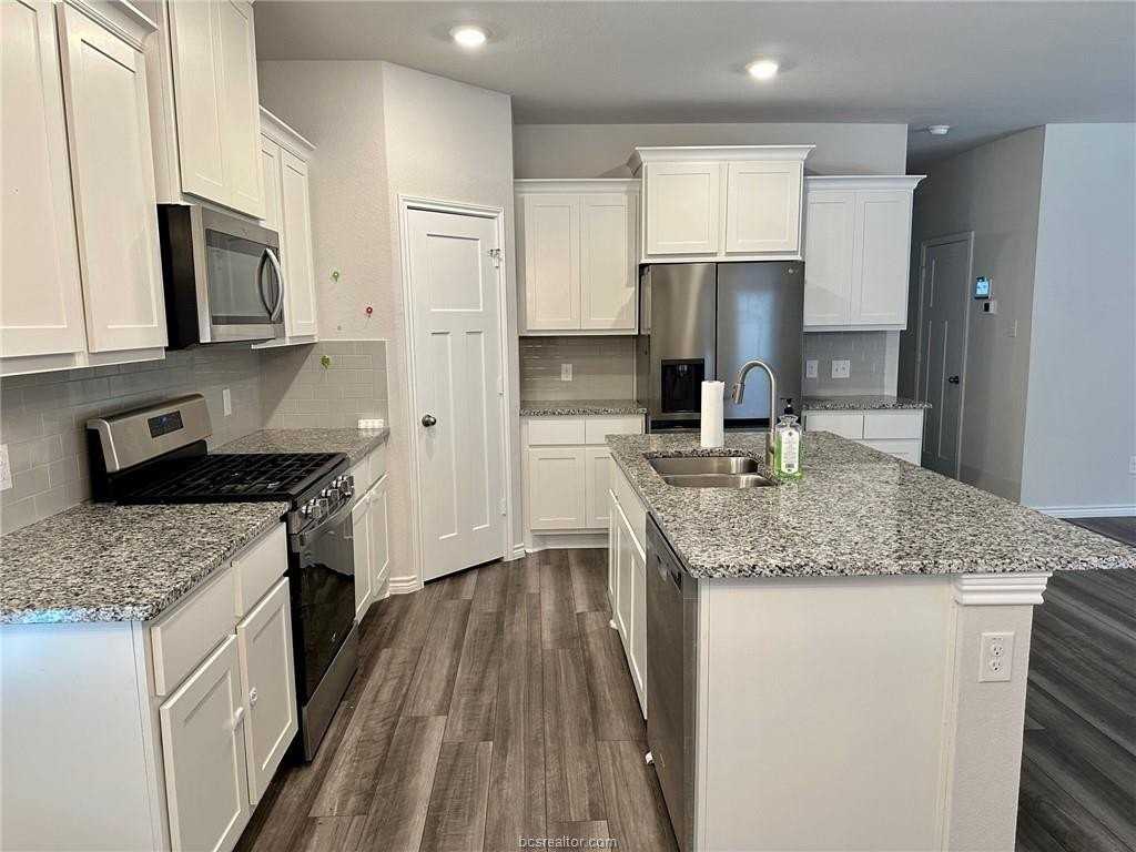 828 Mineral Wells Ln - Photo 5 of 15