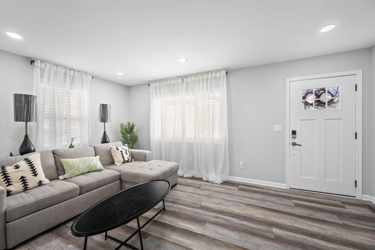 855 N Chamberlain Ave - Photo 6 of 20