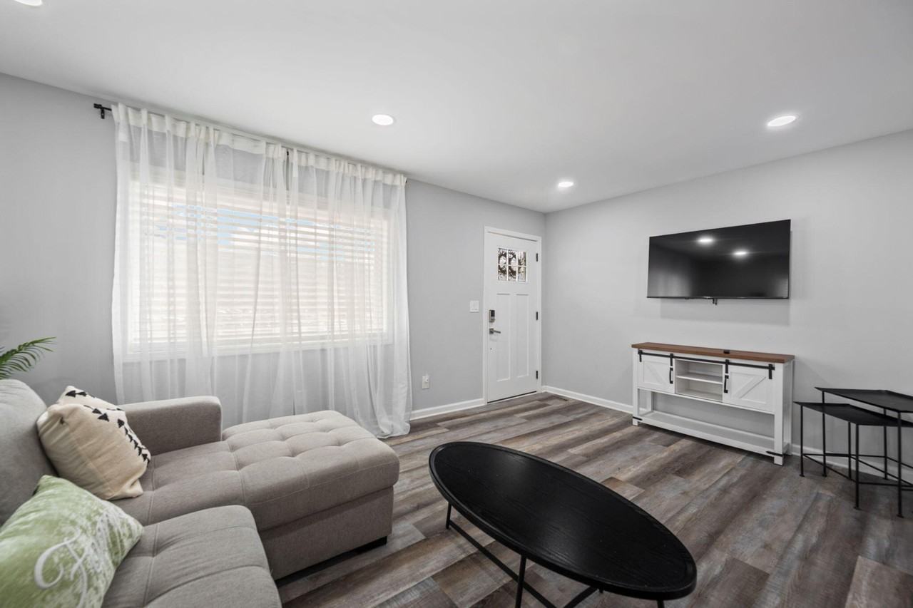 855 N Chamberlain Ave - Photo 7 of 20