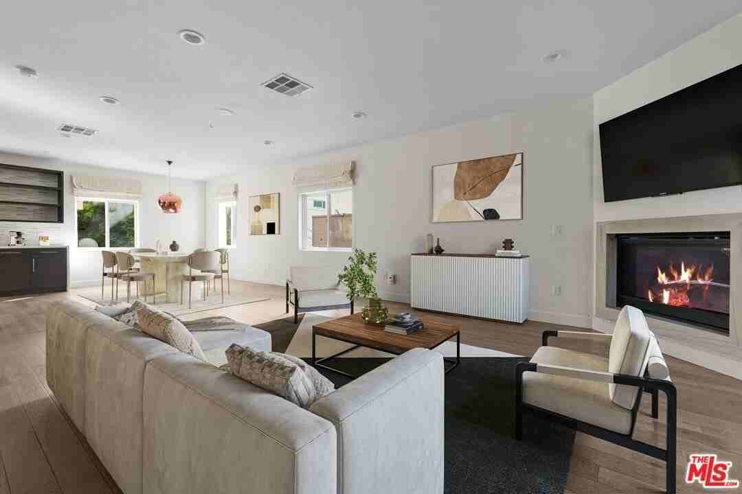 1745 S Barrington Ave - Photo 4 of 18