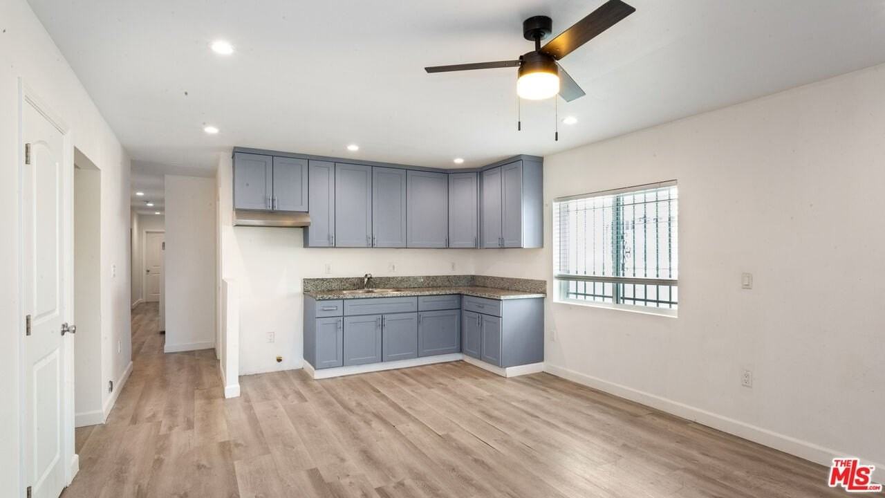 601 W 49th St Unit 601 #601 - Photo 3 of 17