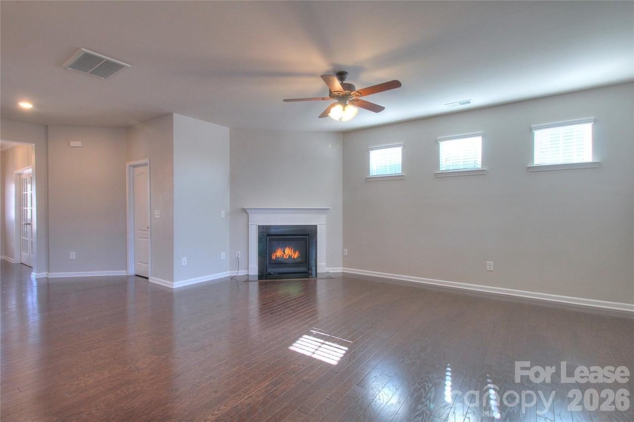 4008 Silverwood Dr - Photo 4 of 41